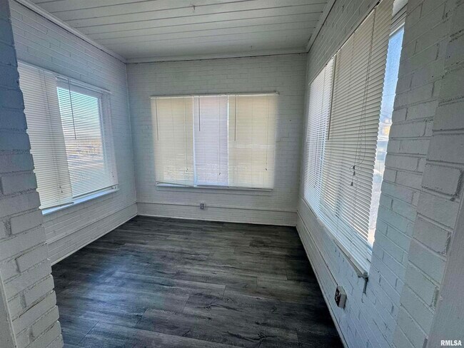 Building Photo - 2028 7th Ave