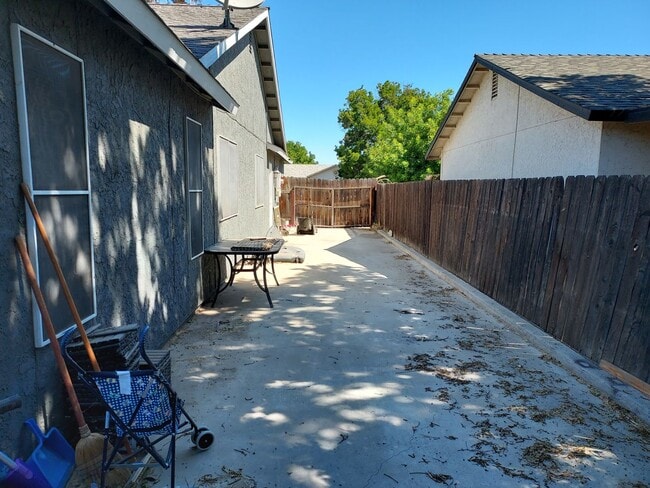 Building Photo - Four bedroom w/ Studio