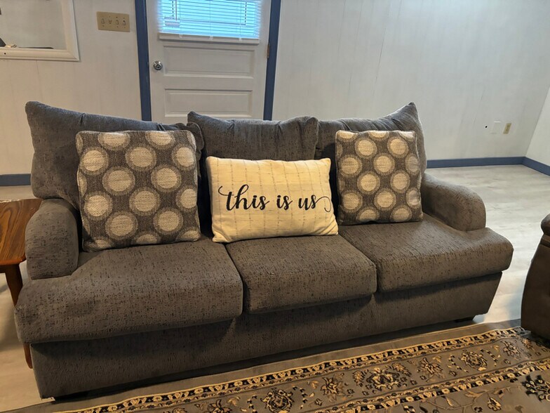 Building Photo - 13 Pennwood Rd