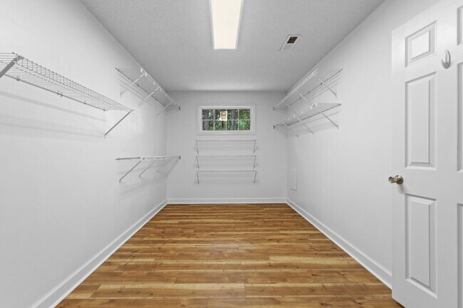 Building Photo - 4 Bedroom 2.5 Bathroom located in Creeks Edge