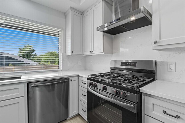 Building Photo - 5113 Loyola Ln