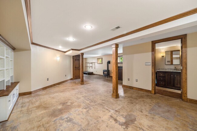 Building Photo - Meticulously maintained 3-bedroom, 2-bath ...