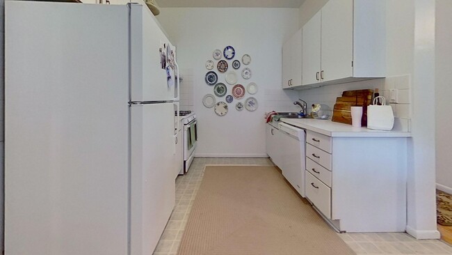 Building Photo - Extra Large Lakeview One Bedroom Includes ...