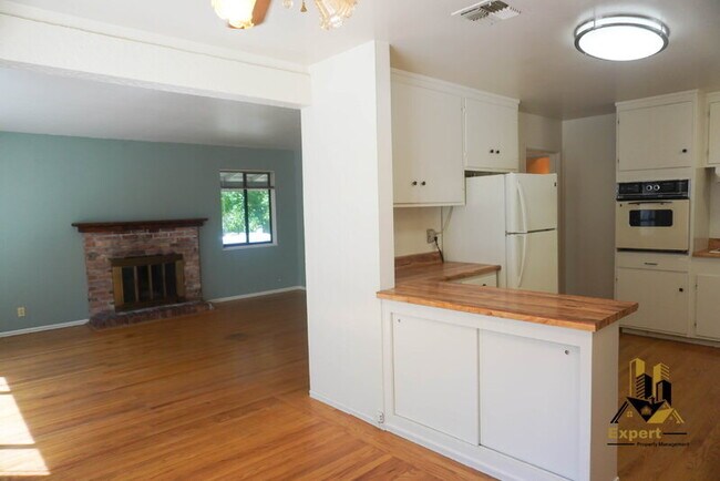 Building Photo - 7479 Skycrest Ct