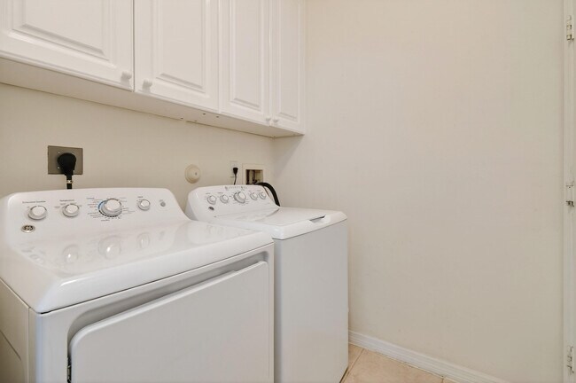 Building Photo - 425 SW Talquin Ln