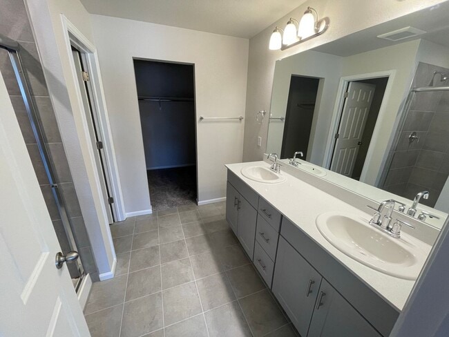 Building Photo - Updated 3 Bedroom Townhome Available July