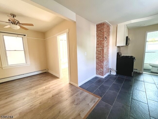 Building Photo - 27 William St