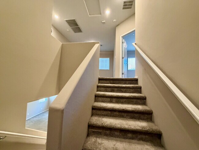 Building Photo - 3 BED 3 BATH 2 CAR GARAGE TOWNHOUSE W/ PRIVATE YARD, LOFT & BEDROOM DOWNSTAIRS IN GATED COMMUNITY...