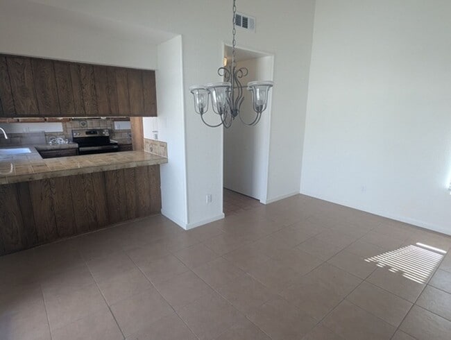 Building Photo - 3 Bedroom 2 Bathroom Single Story Home in ...