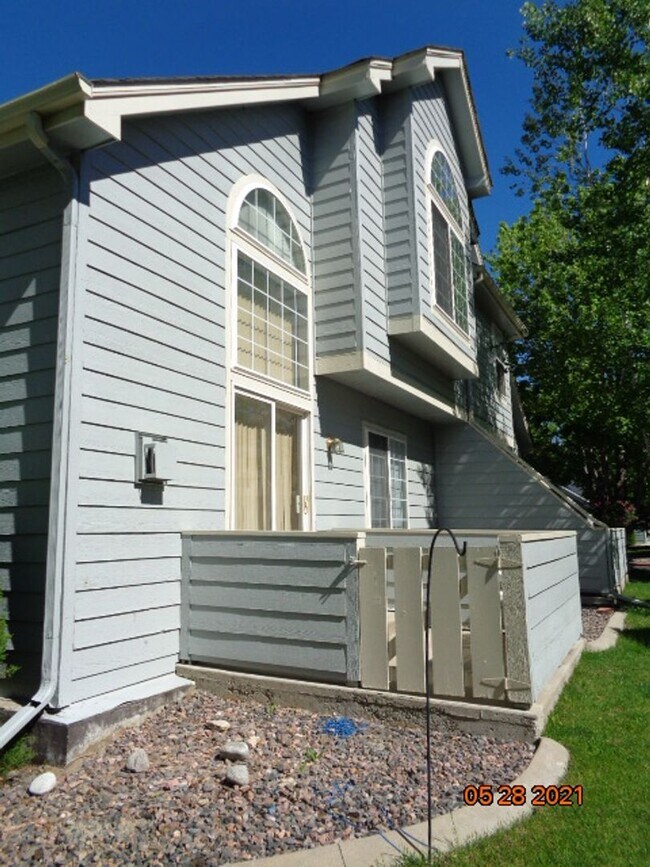 Building Photo - 2 BR/2 1/2 BA Townhouse in Gated Littleton...