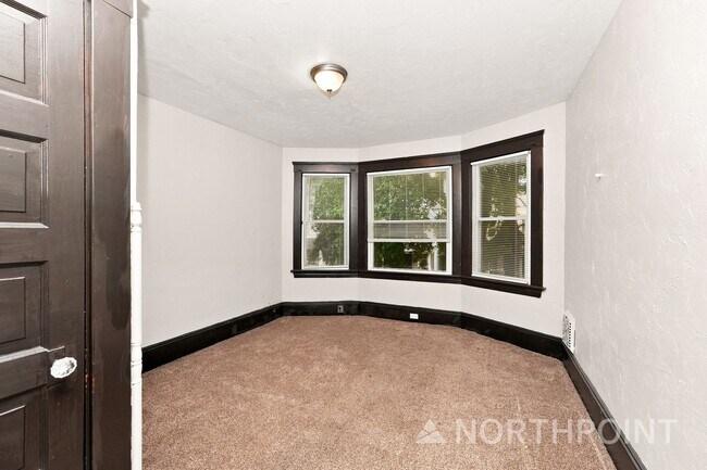 Building Photo - 10911 Hathaway Ave