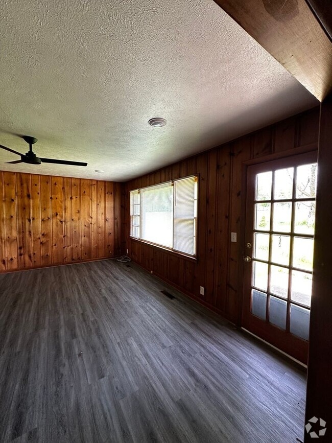 Building Photo - Residence or Office on Corner Lot!