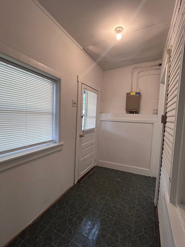 Building Photo - 3 bedroom, 1 bath, 2 story half double house