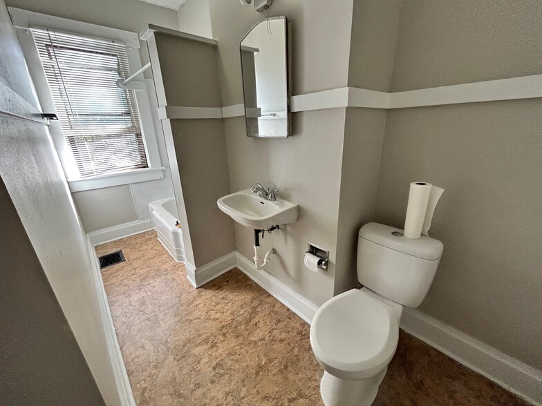 Building Photo - 255 W Hubbard Ave