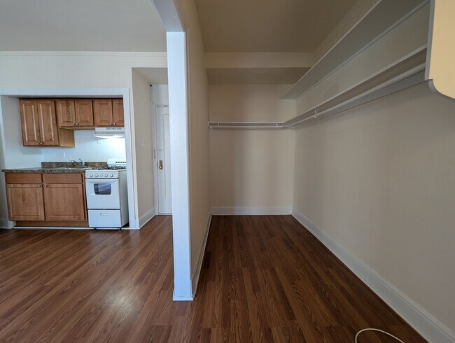 Building Photo - 3335 W Diversey Ave