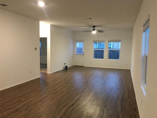 Building Photo - 558 Gabbro Gdns