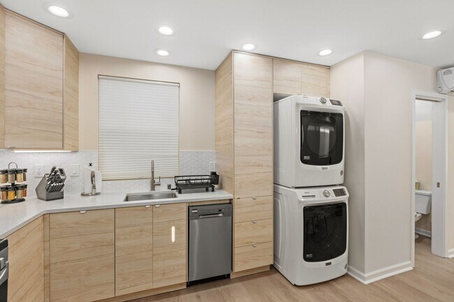 Building Photo - New built and fully furnished 2 bed 2. 5 baths in Point Loma