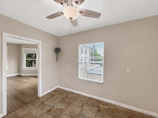 Building Photo - Charming 2BD/1BA Condo in University Heigh...