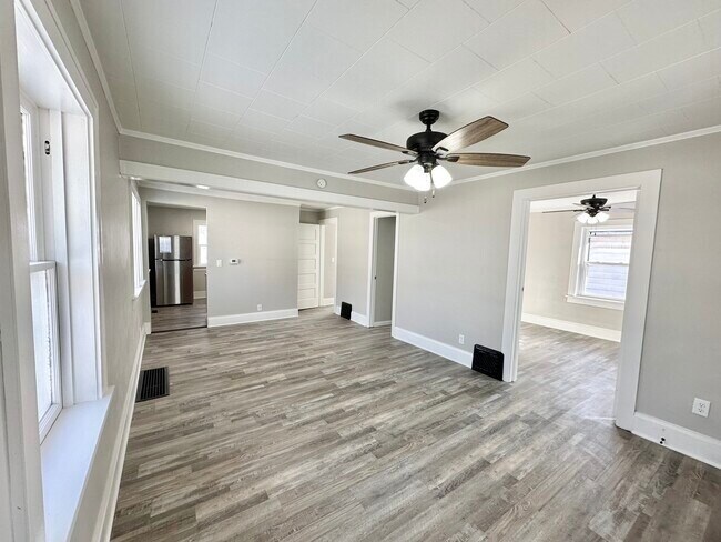 Building Photo - 1363 E 15th St