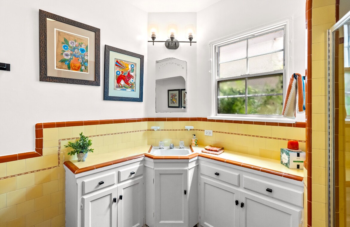 Building Photo - 9101 La Salle Ave