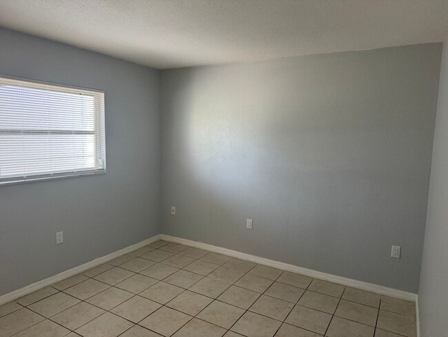 Building Photo - 2Br/1Ba With Golden Beach Access