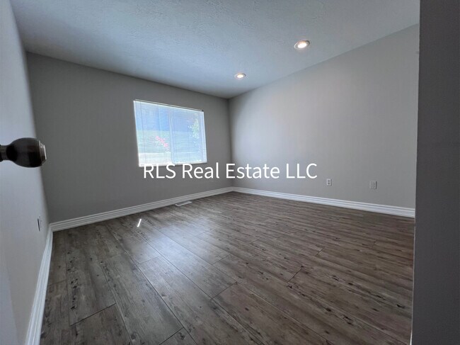 Building Photo - 1541 N Riverside Ave