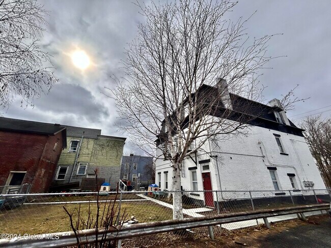 Building Photo - 290 2nd Ave