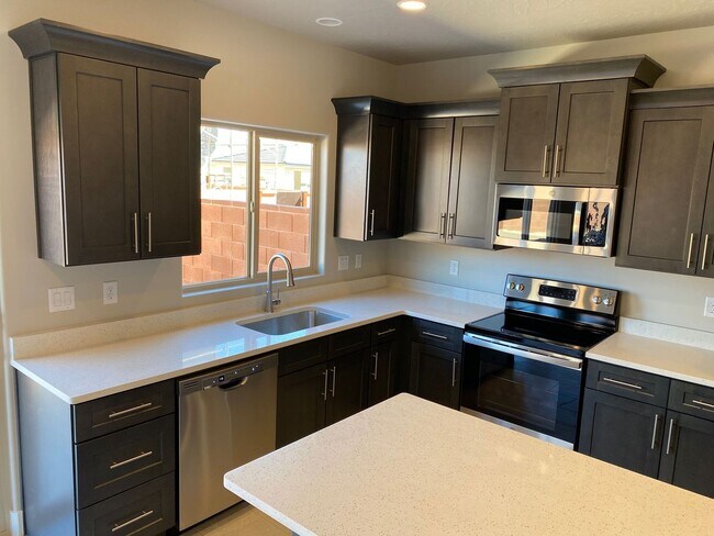 Building Photo - Red Mountain Vista Town Home, End Unit