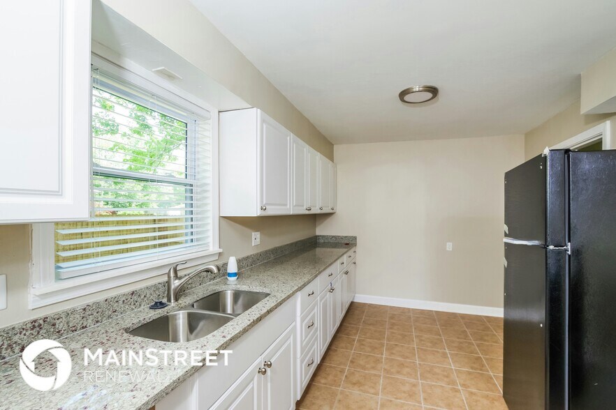 Building Photo - 2215 Cavalier Dr