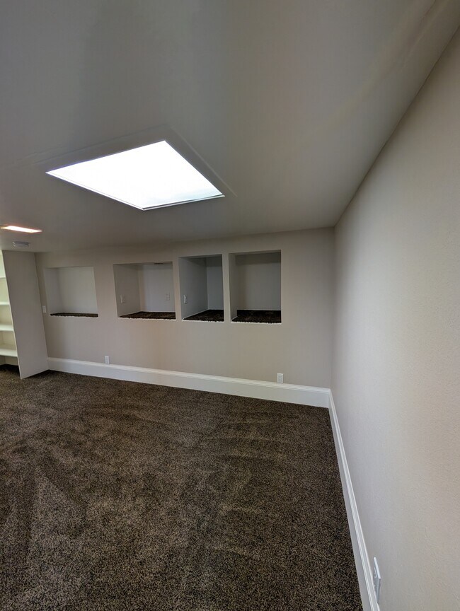 Building Photo - 6688 Estates Dr