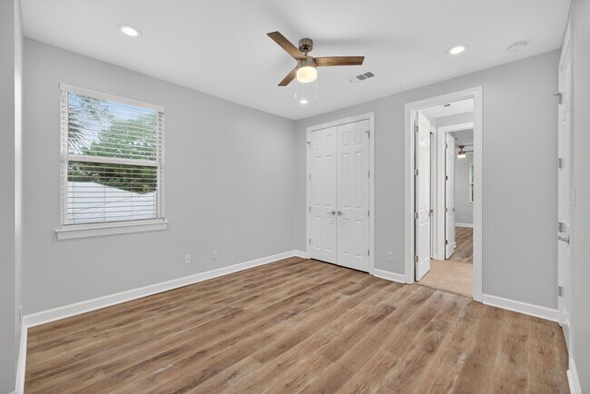 Building Photo - 2019 Pine Island Cir