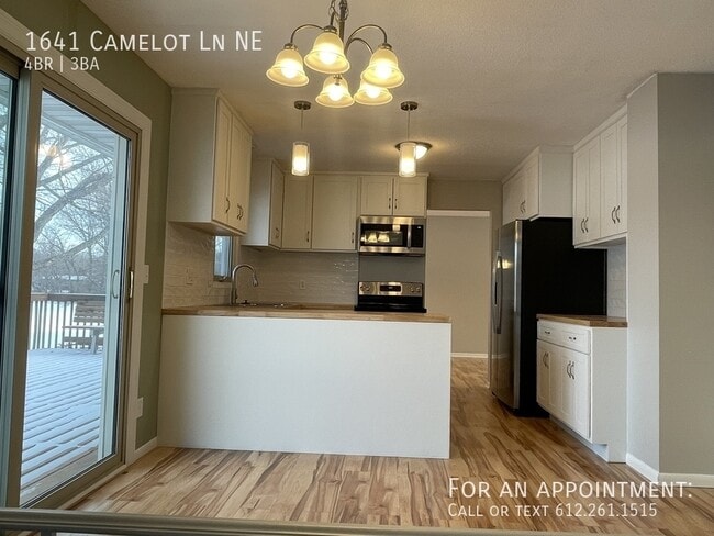 Building Photo - 1641 Camelot Ln NE