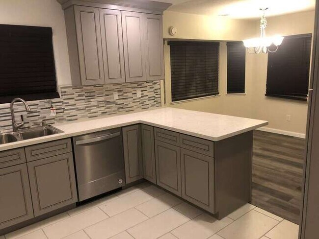 Building Photo - Tracy Gorgeous Renovated 4 Bedroom 2.5 Bat...