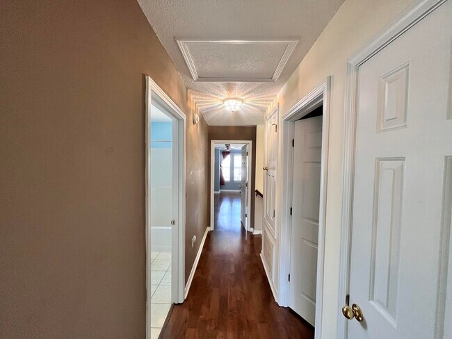 Building Photo - 221 Twin Lakes Ln