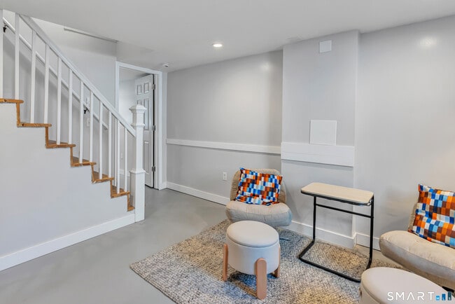 Building Photo - 855 Riverside Dr