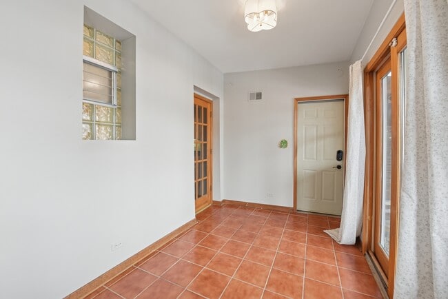 Building Photo - 4432 N Winchester Ave