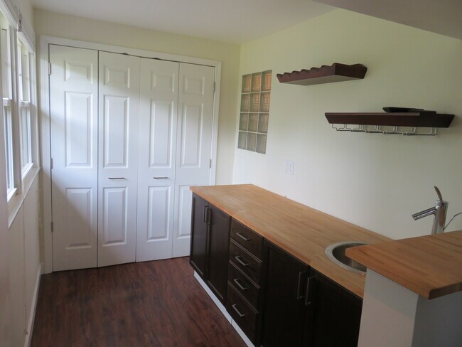 Building Photo - 932 Brantwood Ave