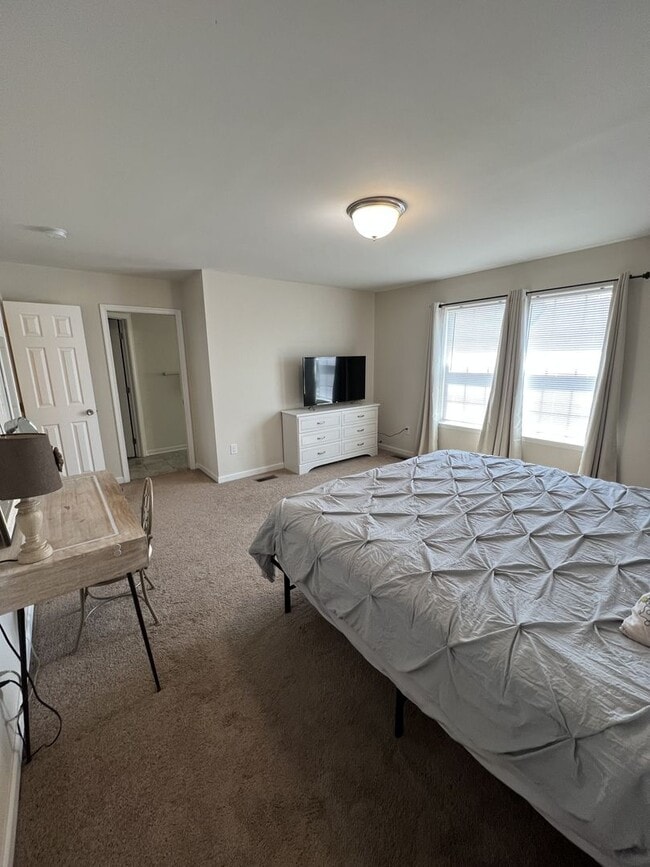 Building Photo - Beautiful like-new townhouse in Parkland school disctrict!