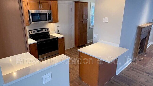 Building Photo - 328 E Thompson Ln