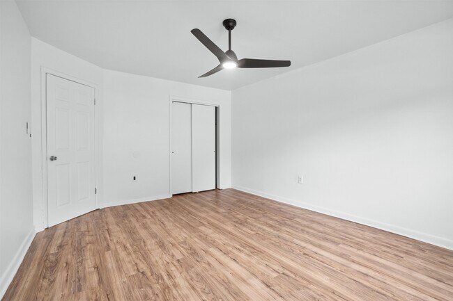 Building Photo - 289 Clerk St