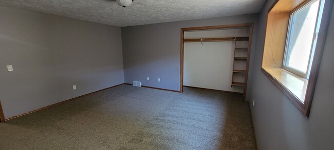 Building Photo - Spacious West Sioux Falls Twinhome with Gr...