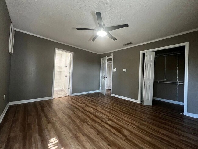 Building Photo - Updated 3 bedroom 2 bathroom house in Cent...