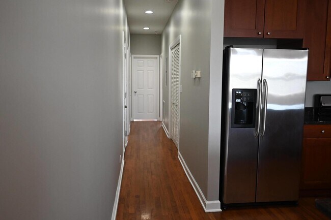 Building Photo - 529 N Racine Ave