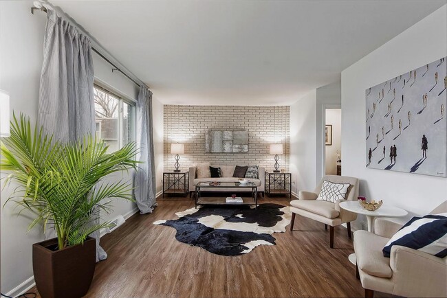 Primary Photo - 361 E North St