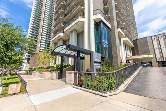 Building Photo - 6007 N Sheridan Rd