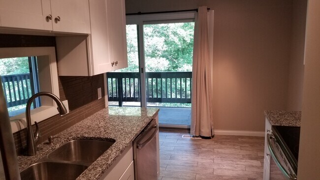 Building Photo - 1609 Maple Terrace