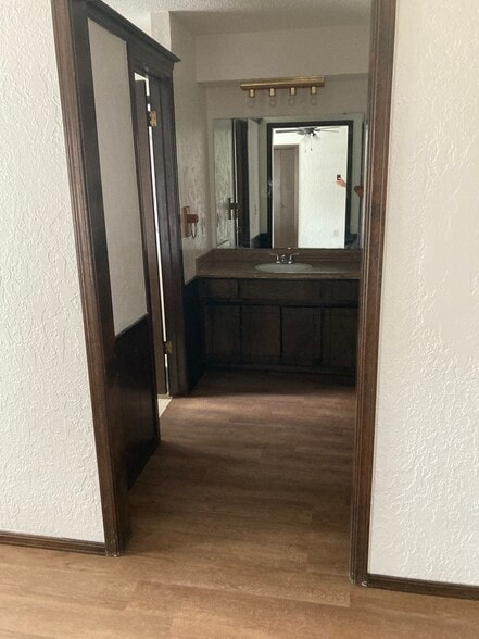 Master bath sink - 1400 Val Genes Rd