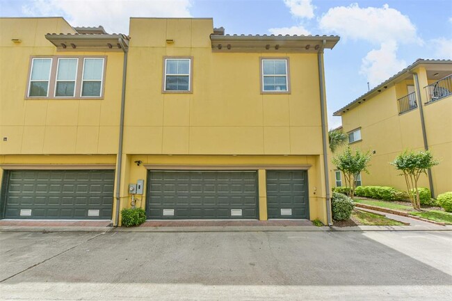 Building Photo - 18 W Oaks Dr