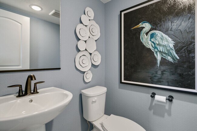 Building Photo - Newer 4 bed Townhome at The Commons at Vic...