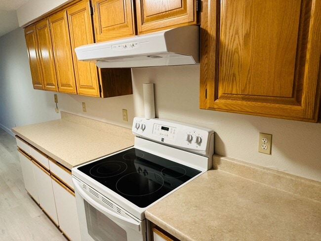 Building Photo - Charming Updated & Spacious Condo in a Peaceful Setting